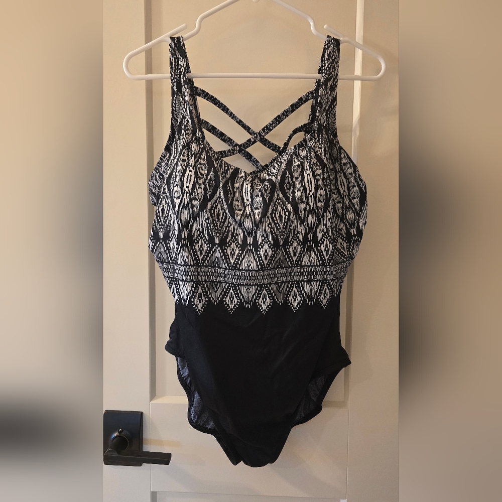 Great Lengths Black and White Patterned Women's Swimsuit Size 18